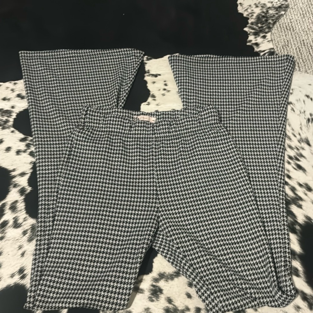Women’s size XS black and white SO professional flare pants with pockets